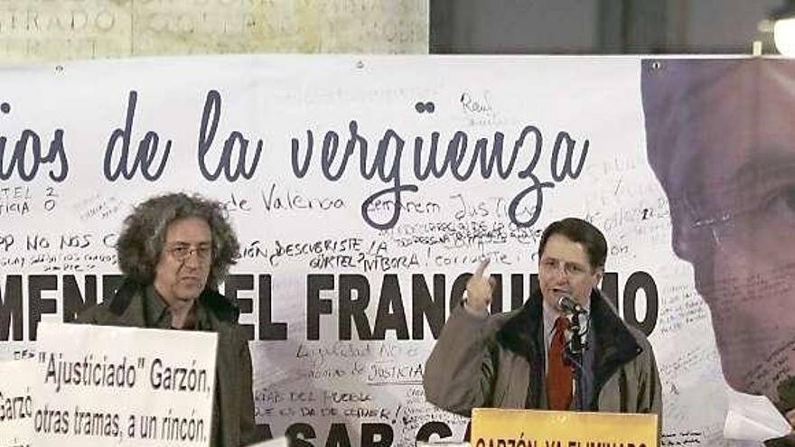 El abogado Manuel de la Rocha se dirige a una concentración a favor del  ex magistrado celebrada ayer por la tarde en la Puerta del Sol.