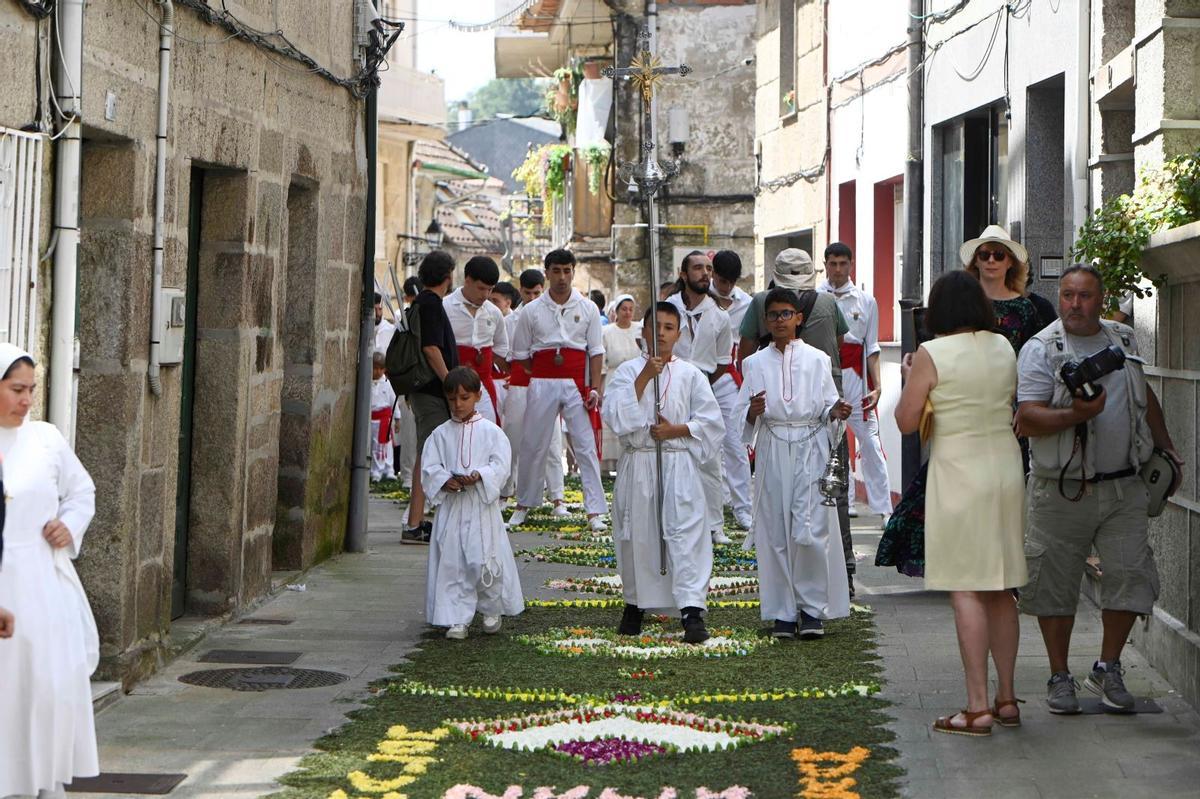 Procesión por las calles engalonadas de flores en Redondela.