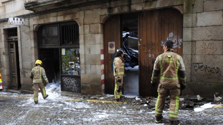Las llamas devoran un edificio en Ourense