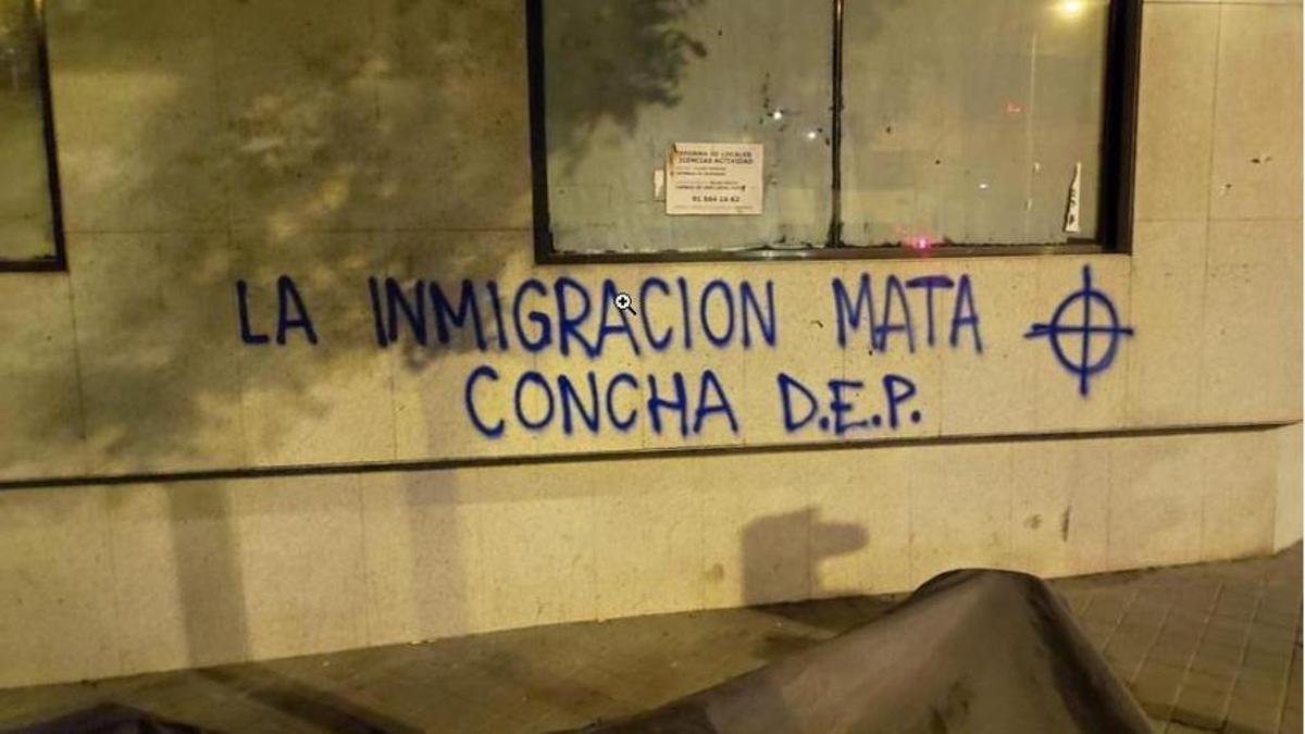 Foto apócrifa y viralizada en redes sociales de una pintada aparecida este martes en Madrid, tras el asesinato de una comerciante en un atraco y sin que se sepa si el autor es o no extranjero.