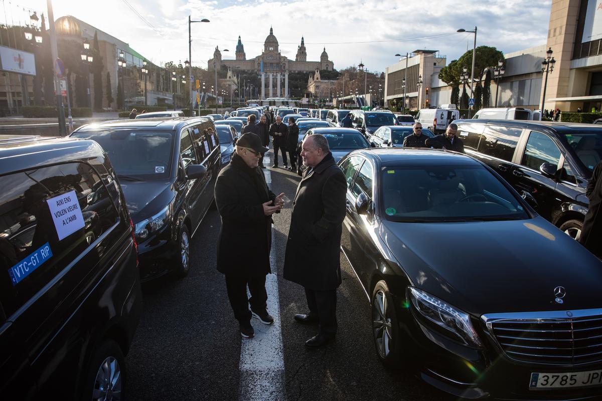 Centenares de conductores de VTC escenifican un funeral del sector y hacen una marcha lenta por Barcelona