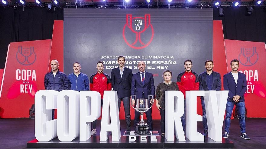 Imagen de los protagonistas del sorteo de la primera ronda de la Copa del Rey, en la Ciudad del Fútbol.