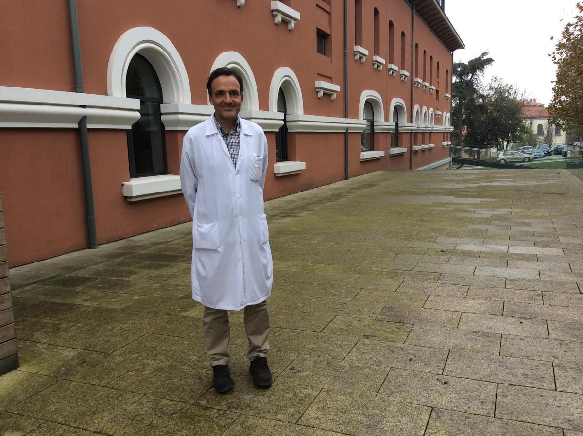 Juan Pablo Rodrigo Tapia, en el exterior de las instalaciones de la FINBA, junto al HUCA.