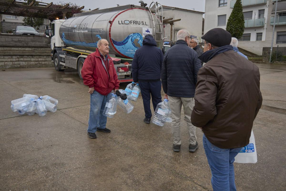 20260122 Veins de Sils agafen aigua potable d´un camió cisterna a causa que per culpa del temporal Harry, no tenen aigua potable a les llars.