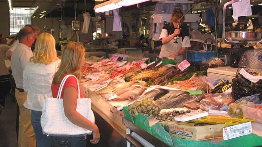 Una pescadería del mercado de s´Olivar, ayer, alrededor de las dos de la tarde.