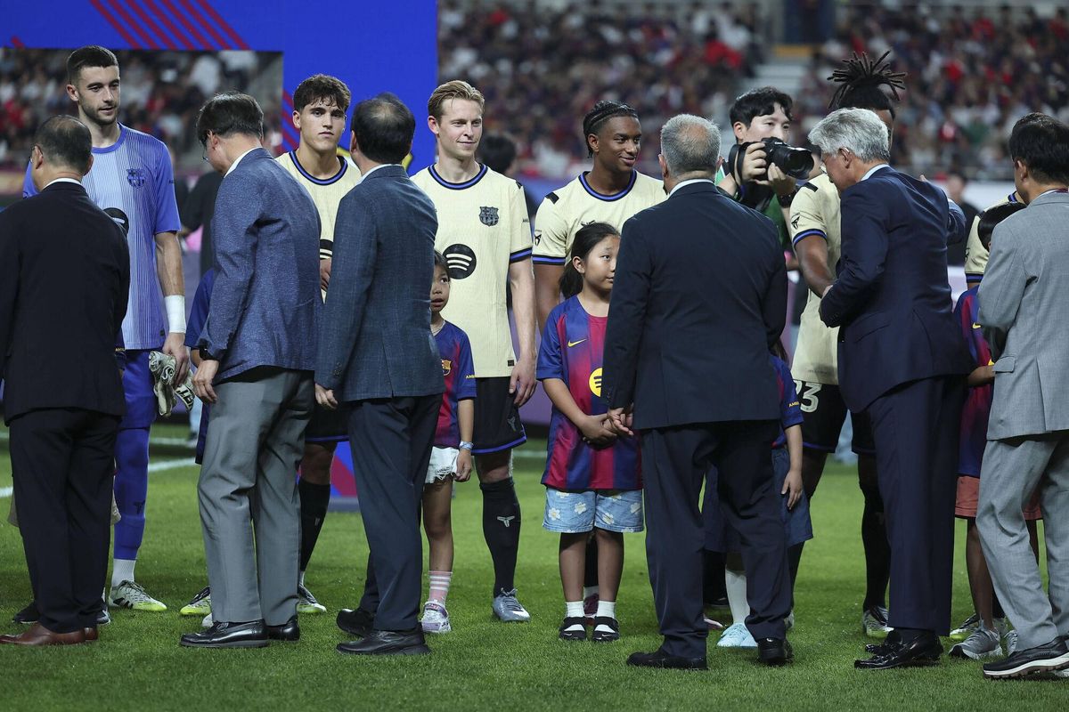 De Jong, en el centro, durante el pasamanos antes del encuentro frente al FGC Seúl.