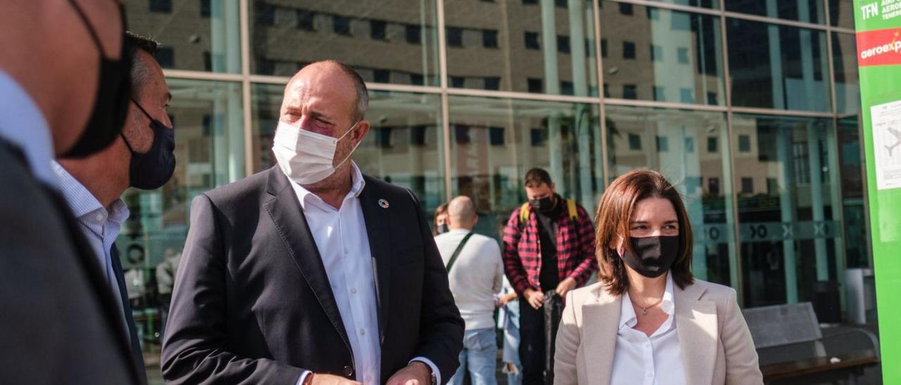 Enrique Arriaga, en el centro, junto a la gerente de Titsa, Raquel Martínez, en el Intercambiador de Santa Cruz.