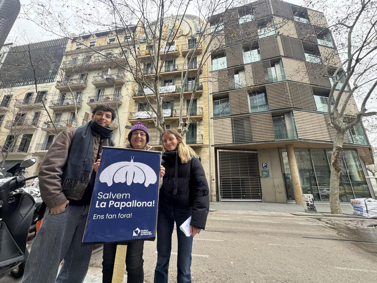 Marga Aguilar, frente a la Casa Fajol en compañía de portavoces de los dos sindicatos implicados en este caso.