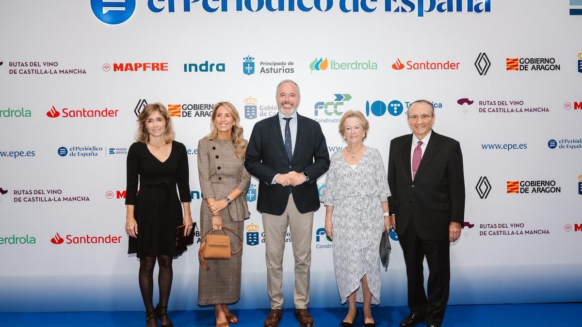 De izquierda a derecha, Ainhoa Moll, consejera adjunta a la Presidencia y directora editorial de Prensa Ibérica; Ana Blasco Martínez; Javier Azcón Navarro, presidente de Aragón; Arantza Sarasola, vicepresidenta de Prensa Ibérica, y Javier Moll, presidente de Prensa Ibérica.