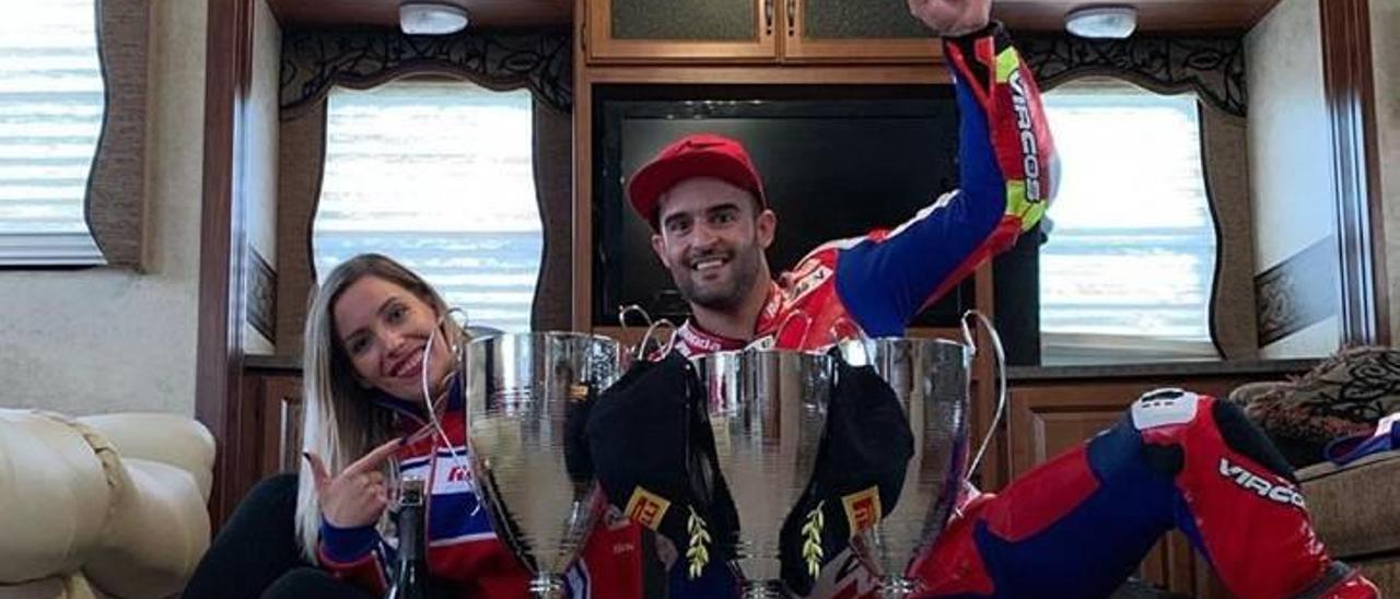 Xavi Forés celebró los tres podios en el circuito de Donington, en Inglaterra.