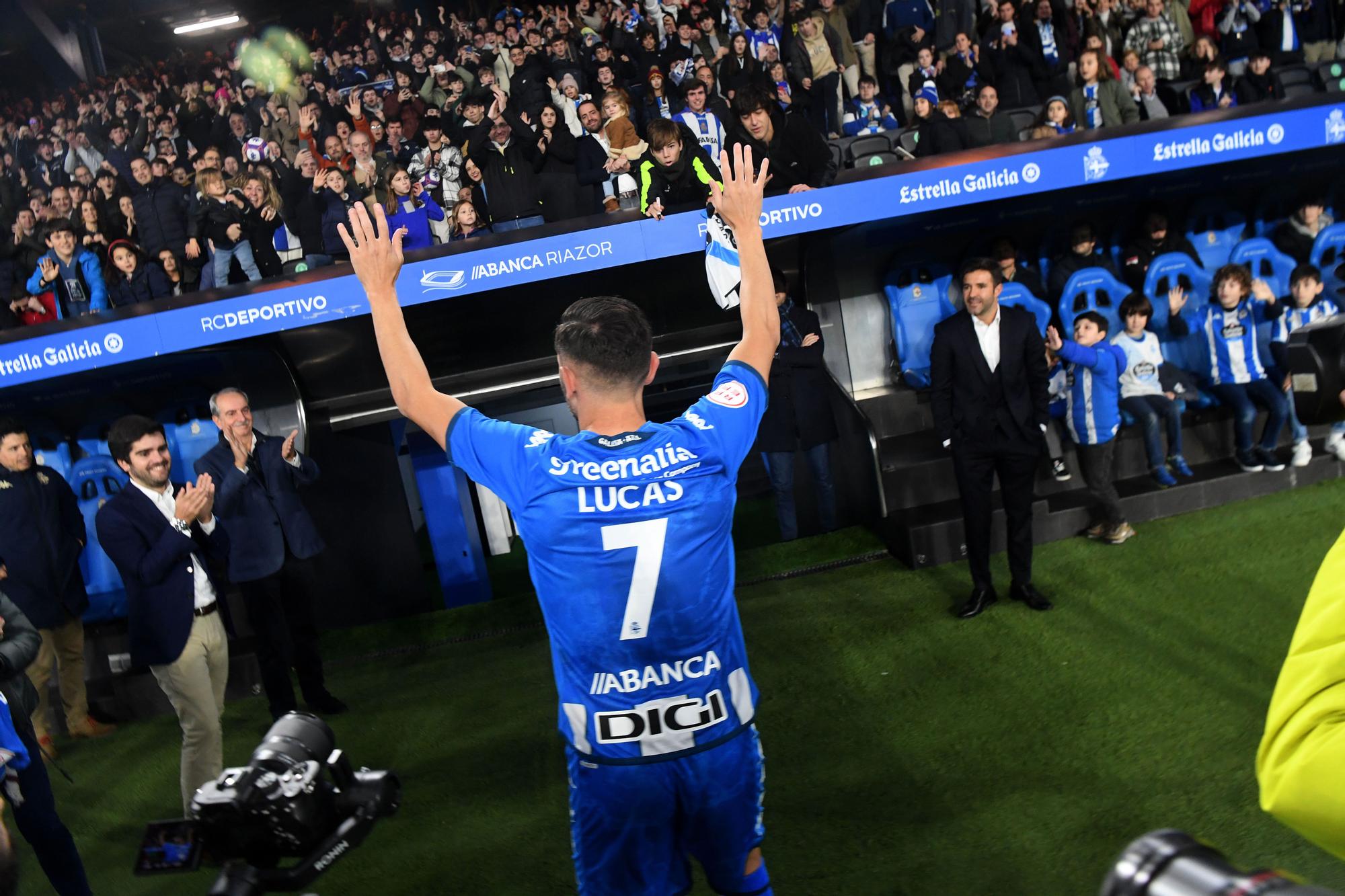 Riazor aclama a Lucas Pérez en su presentación