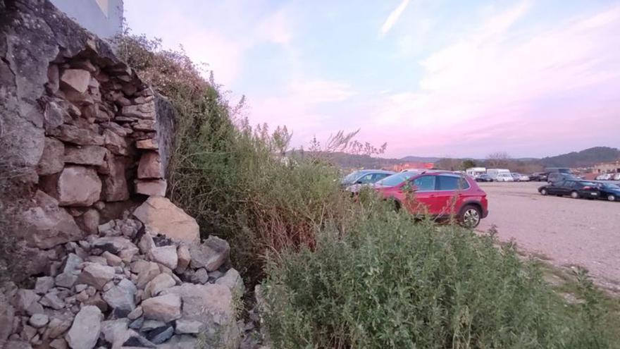 Cae parte del muro de piedra del cementerio municipal de Cangas