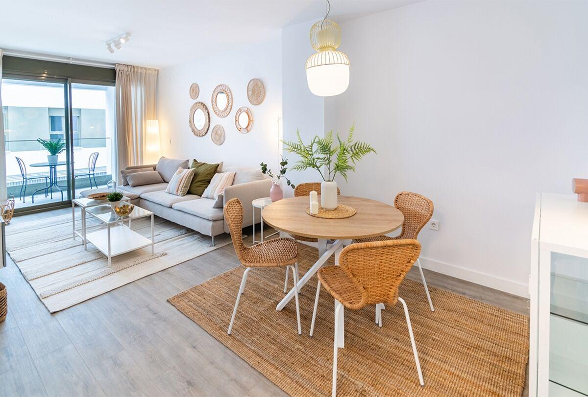 Uno de los dormitorios de Gran Capitán Homes. Salón de una de las viviendas