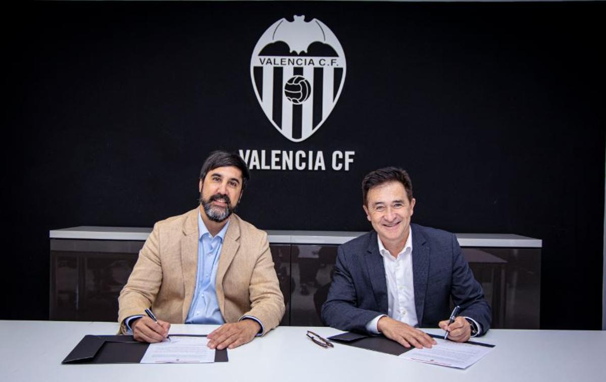 Solís y Vilamitjana, firmando el acuerdo