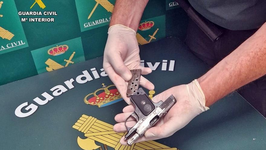 La Guardia Civil detiene a dos personas en Badajoz por transportar una pistola con munición