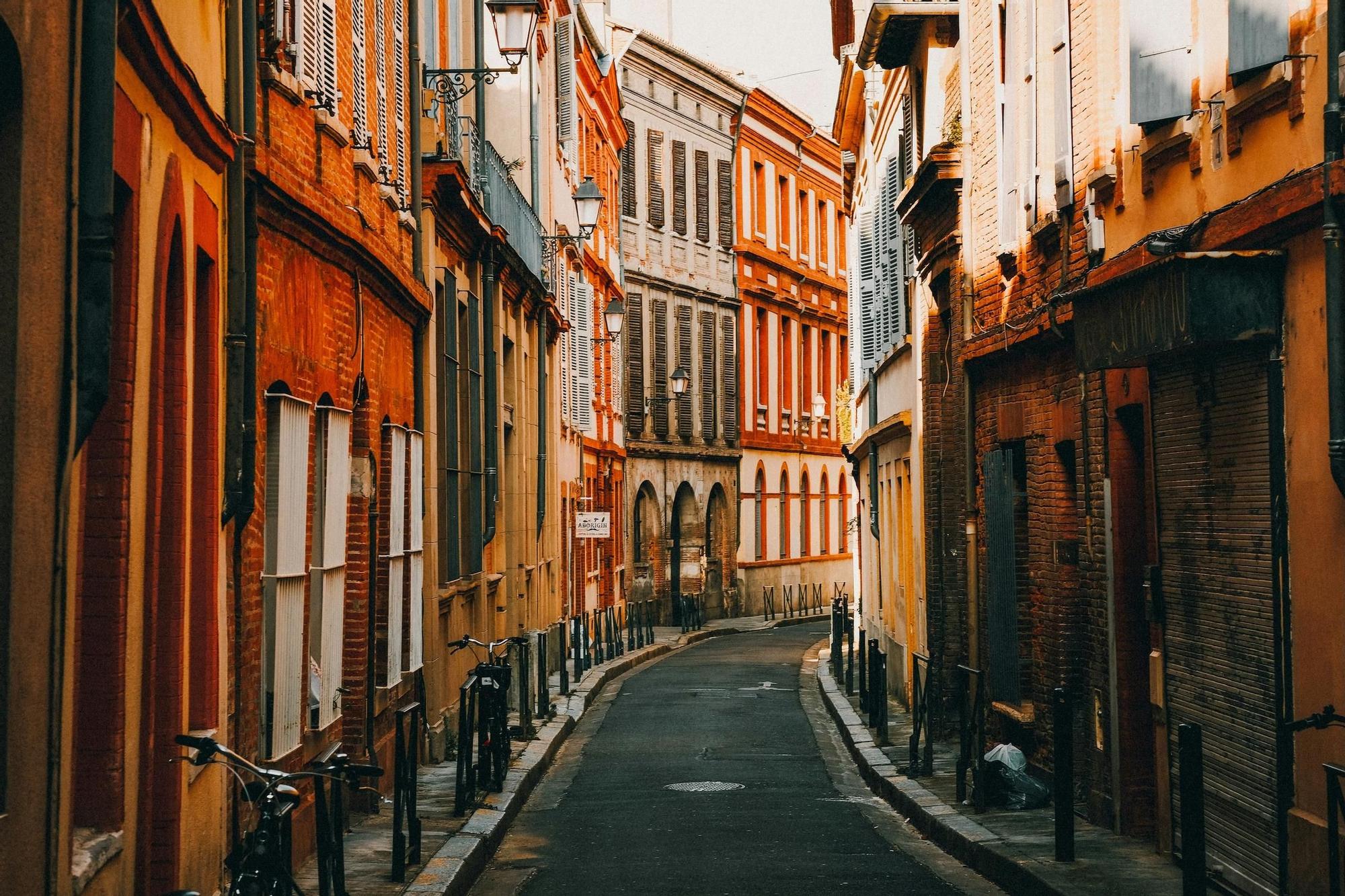 El secreto más inesperado de Europa es esta ciudad de color rosa donde reinan el arte, la música, la cultura y la alta gastronomía a tiro de piedra de España