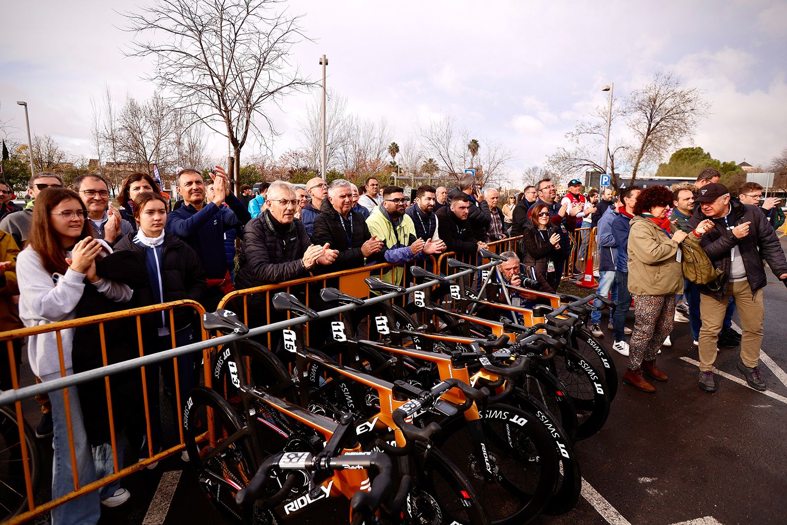 La salida de la etapa de Córdoba de la Vuelta a Andalucía en imágenes