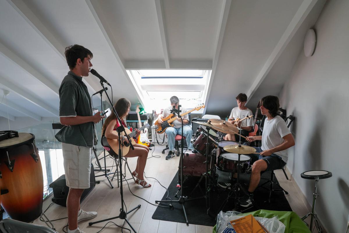 La banda trabaja a tope en su concierto del jueves.