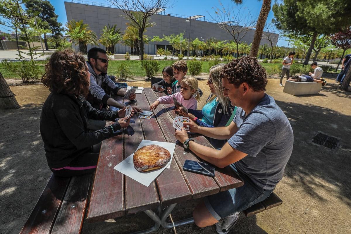 Muchas familias se acercan a la UMH de Elche para pasar jornadas de asueto, como se observa en la imagen