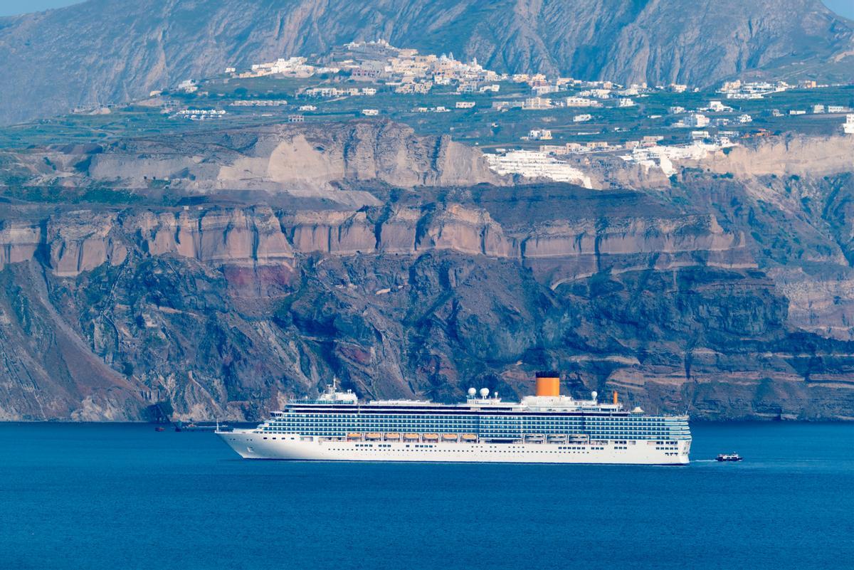 Un crucero cerca de Santorini