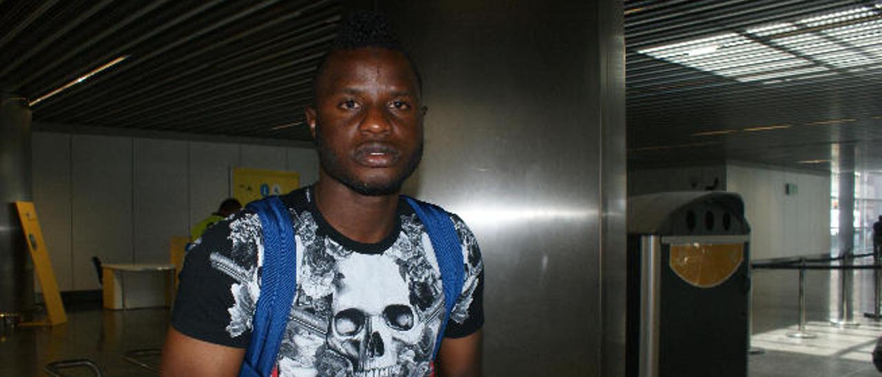 Wakaso, ayer, en la terminal de salidas del aeropuerto de Gran Canaria.