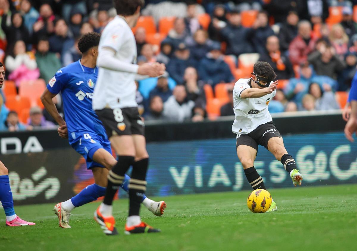 Diego López, delantero asturiano del Valencia CF, dispara a portería