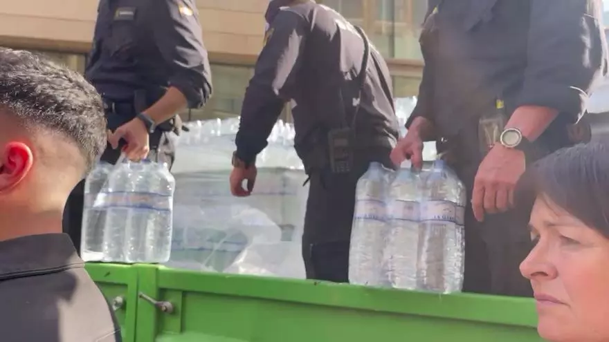 Reparto de agua en Paiporta
