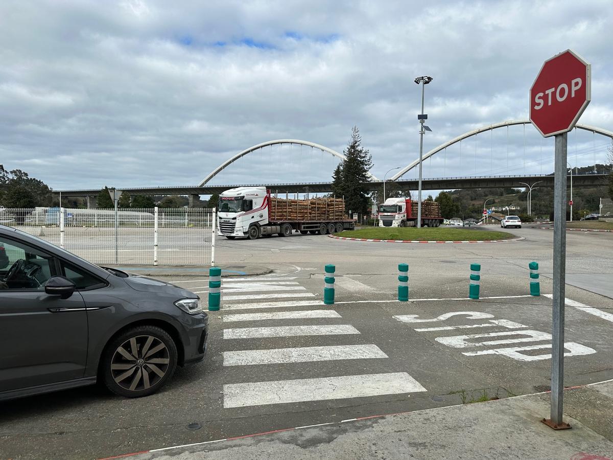 Camión (al fondo) accediendo a la planta de Ence-Navia, el jueves.