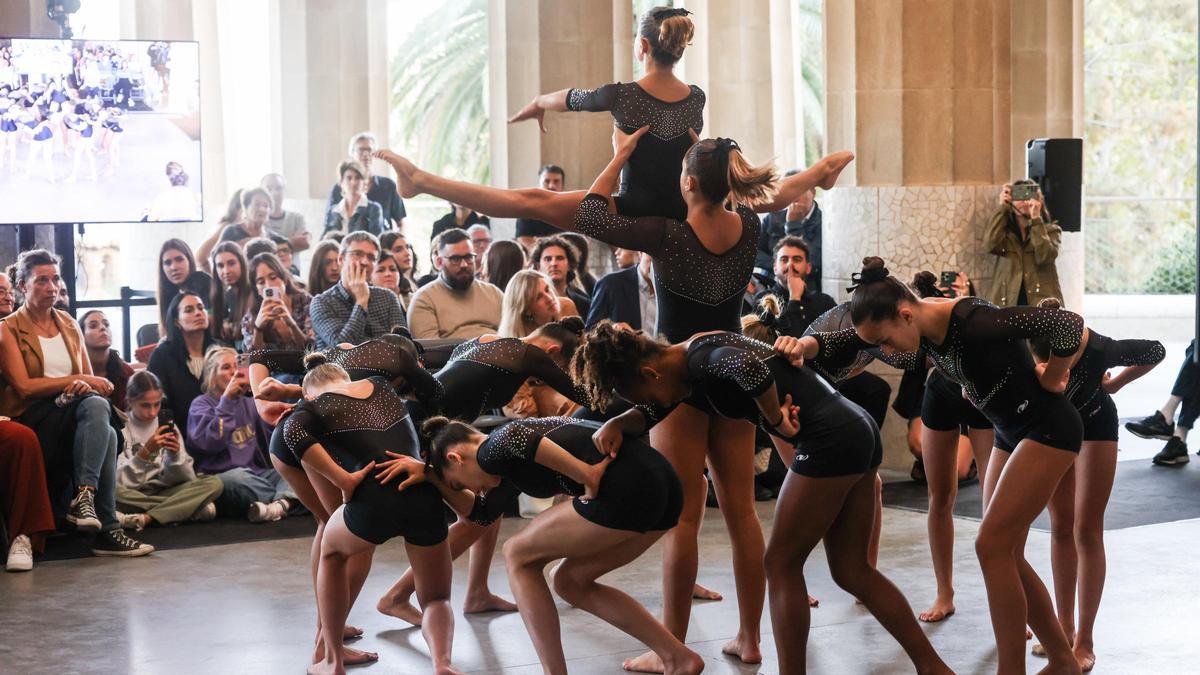 Exhibición de gimnasia en la Festa de l'Esport de Gràcia 2024, celebrada en la sala hipóstila del Park Güell