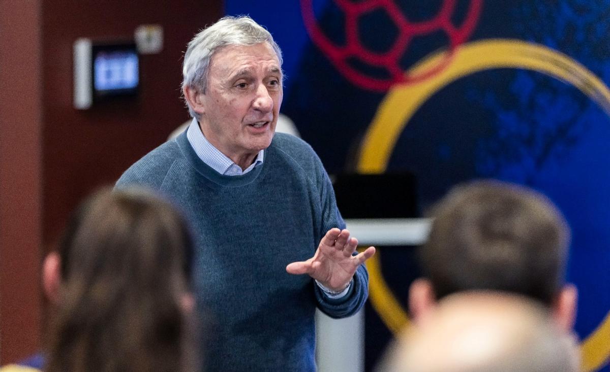 Pesic impartió una interesante charla a los entrenadores de La Masía