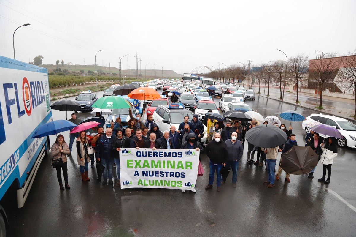 Concentración en caravana de los representantes de las autoescuelas de Córdoba y provincia