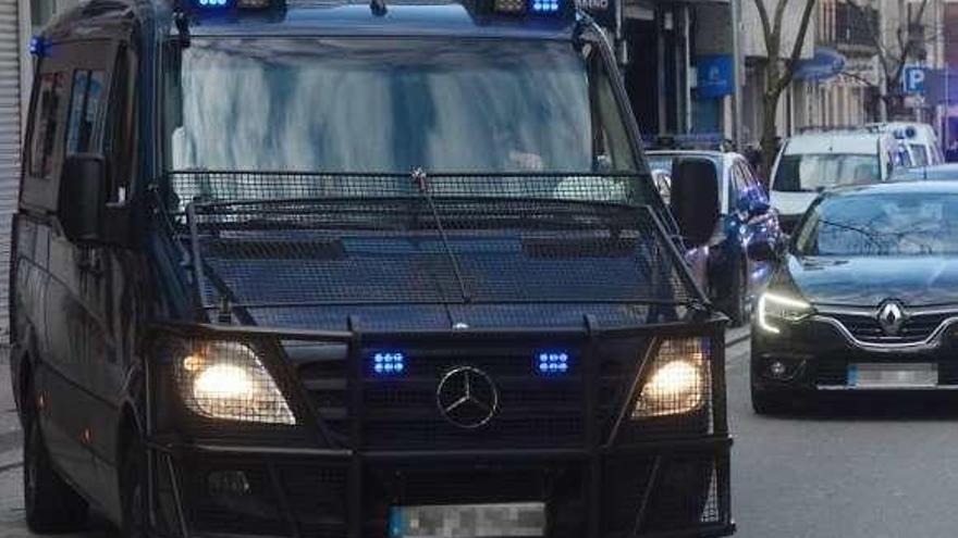Vehículos de la Policía Nacional salen de la Comisaría. // Rafa Vázquez
