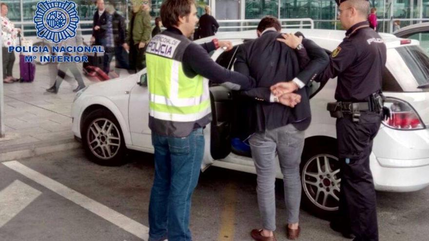 Imagen facilitada por la Policía de la detención del hombre que después fue encarcelado.