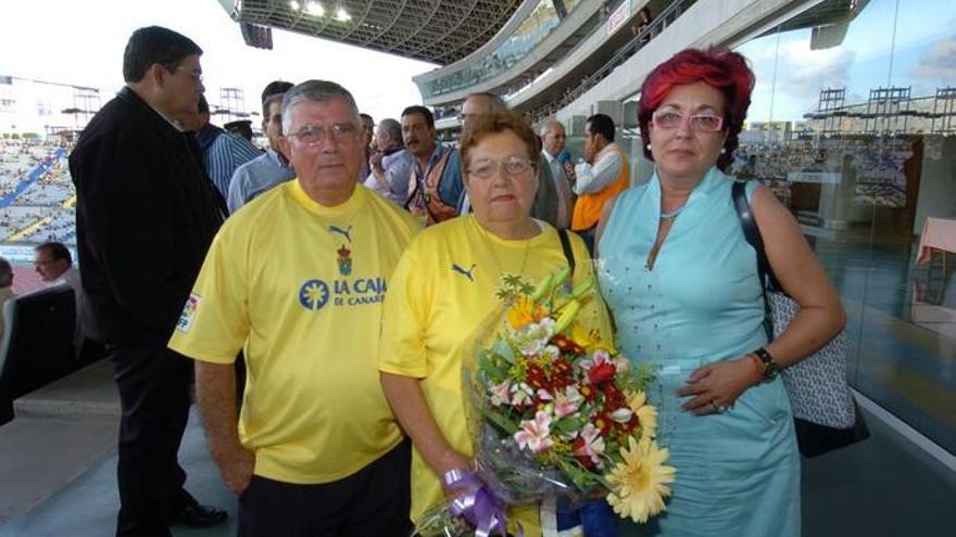 Guadalupe Álvarez, en el centro, en el estadio de la UD.