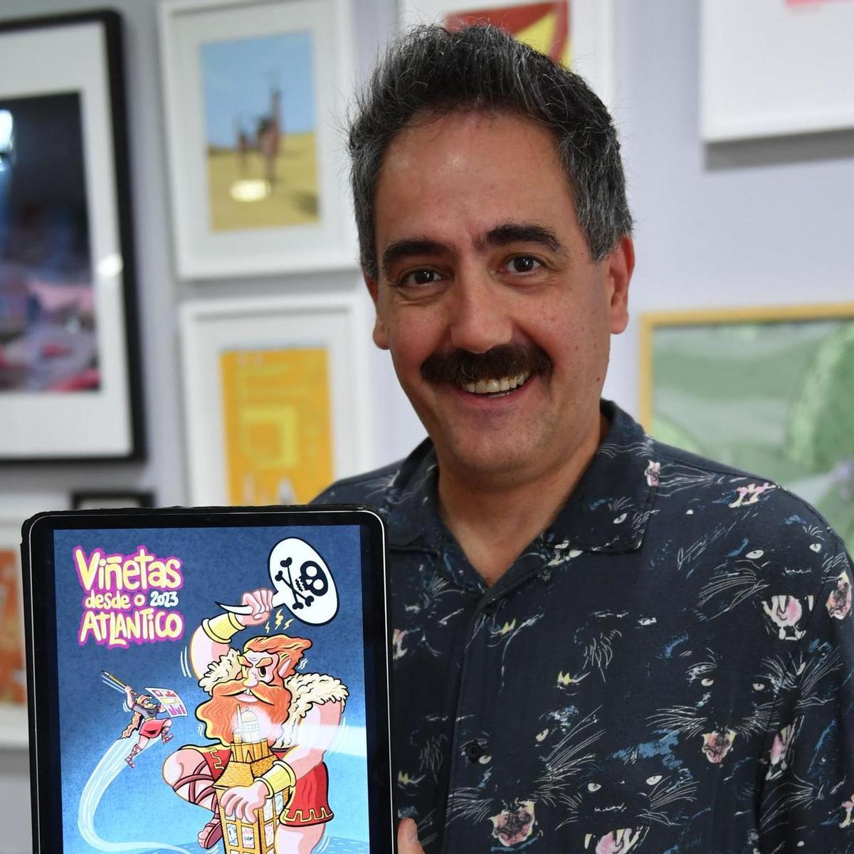 Manel Cráneo, el nuevo director de Viñetas desde o Atlántico, con el cartel del año pasado, que elaboró.