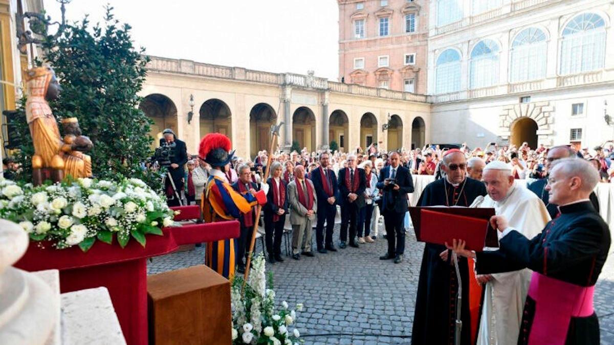 El papa Francesc beneïnt la imatge de la Moreneta que es venera a la Catedral de Girona.