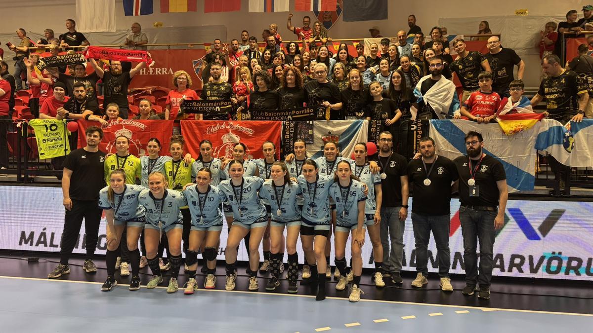 Las jugadoras del Conservas Orbe Zendal Porriño posan con sus aficionados después de la final.