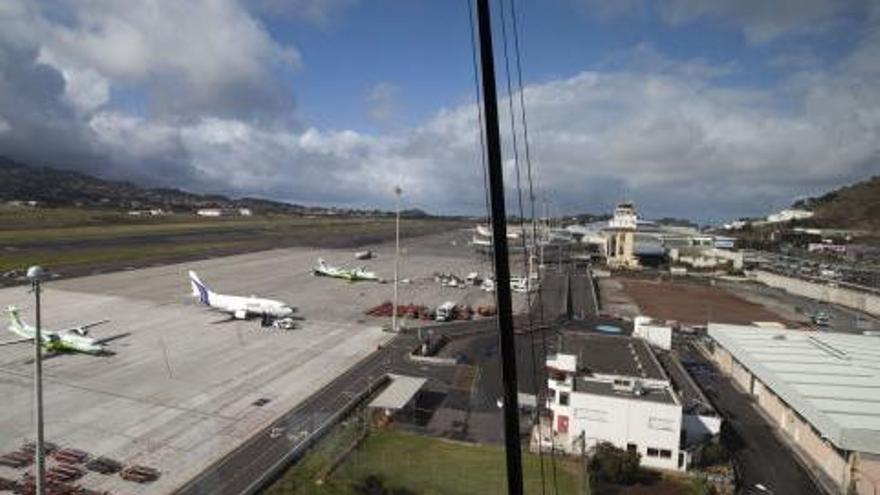 Roban un taxi con un bebé dentro en el aeropuerto de Tenerife Norte