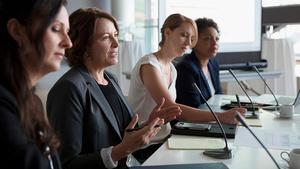 Varias mujeres directivas en una reunión de trabajo.