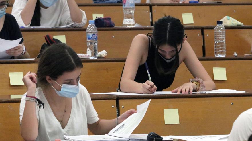 Archivo - Estudiantes se agolpan en la facultad de Medicina a la espera de ser llamados para la realización de las pruebas de Evaluación para el acceso a la Universidad, EVAU tradicionalmente llamada selectividad, foto de archivo