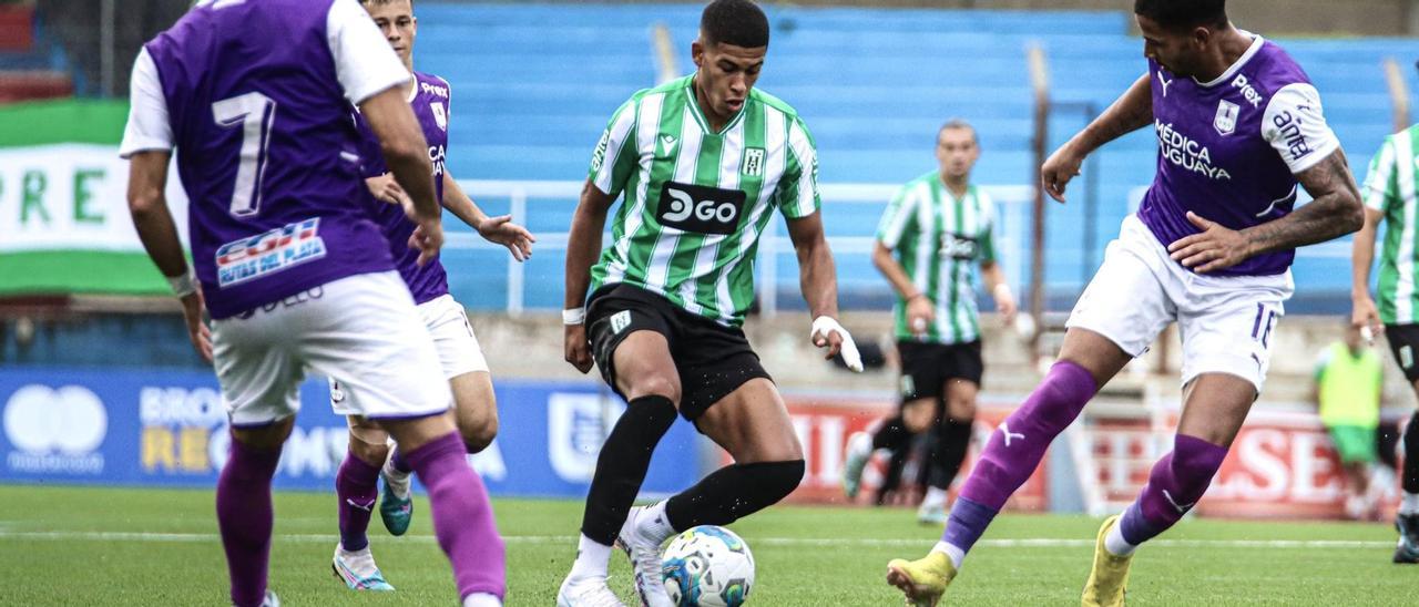 Santiago Mouriño, en el centro, durante un partido.