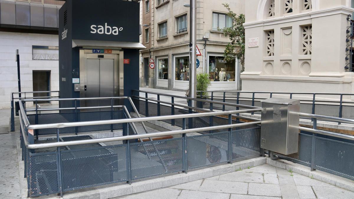 Acceso al aparcamento del centro de Sabadell por la plaça Doctor Robert