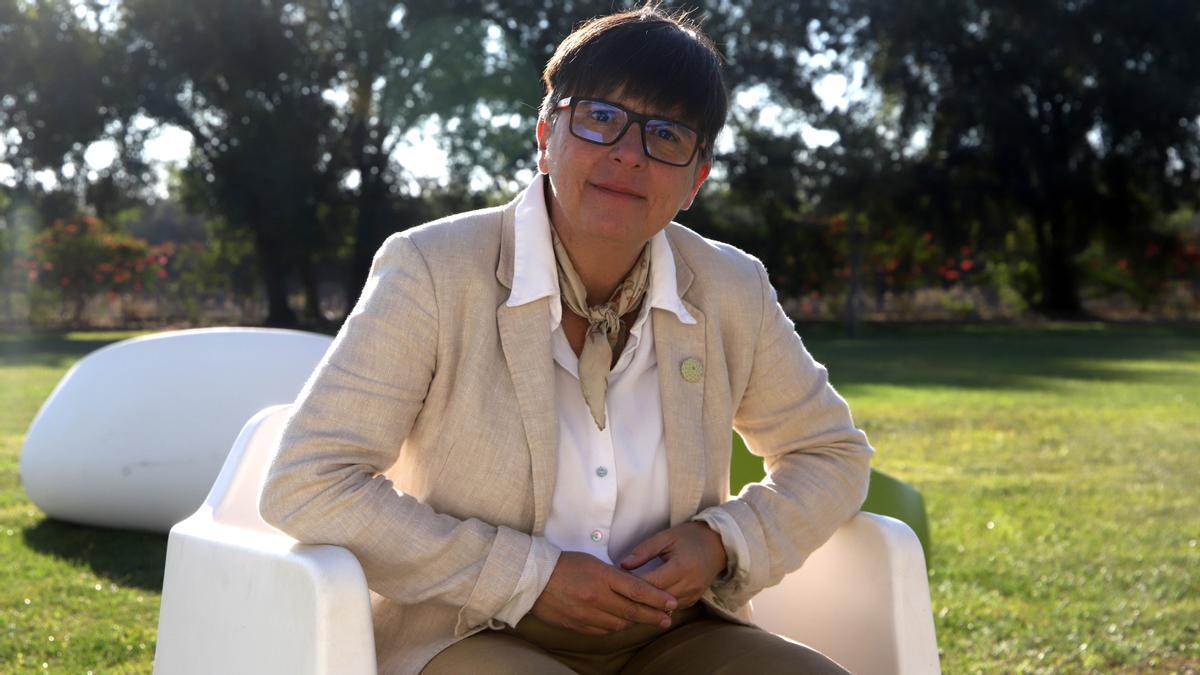 La profesora Rosa Colmenarejo, en los jardines de la Universidad Loyola Andalucía