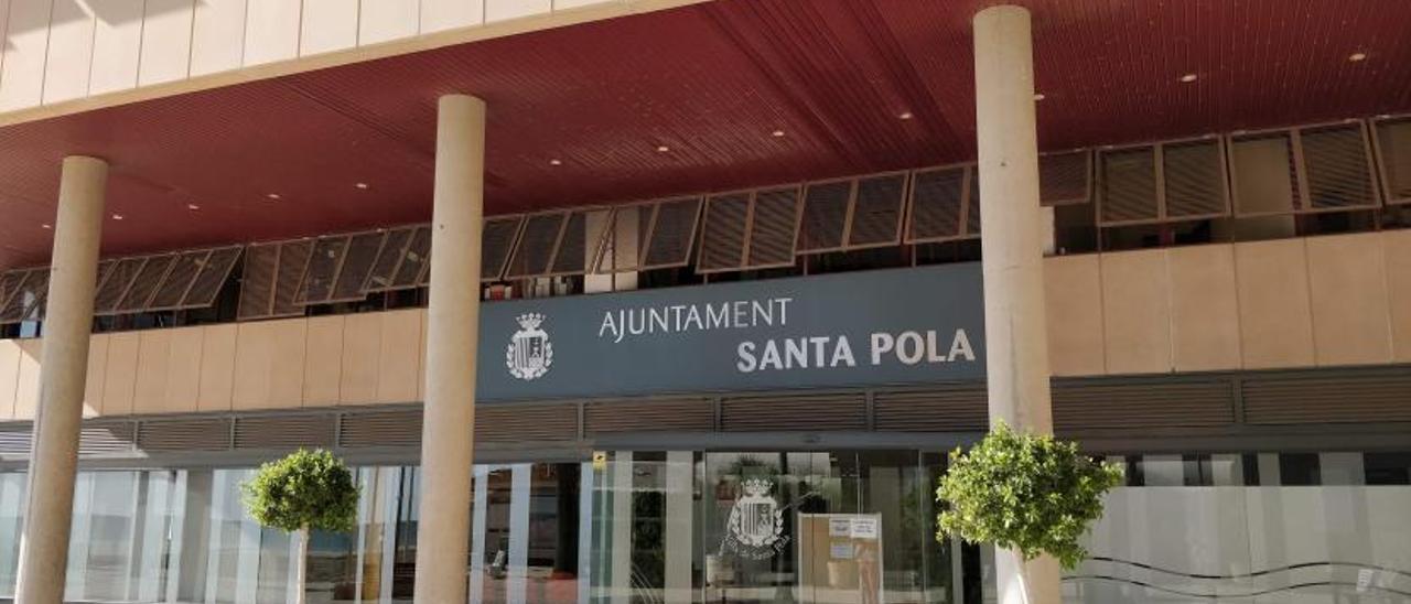 Fachada del Ayuntamiento de Santa Pola. | ANTONIO AMORÓS