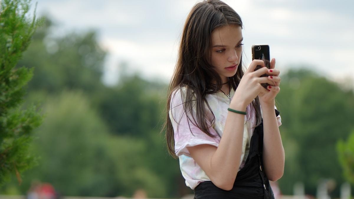 Una nena fent servir el seu smartphone