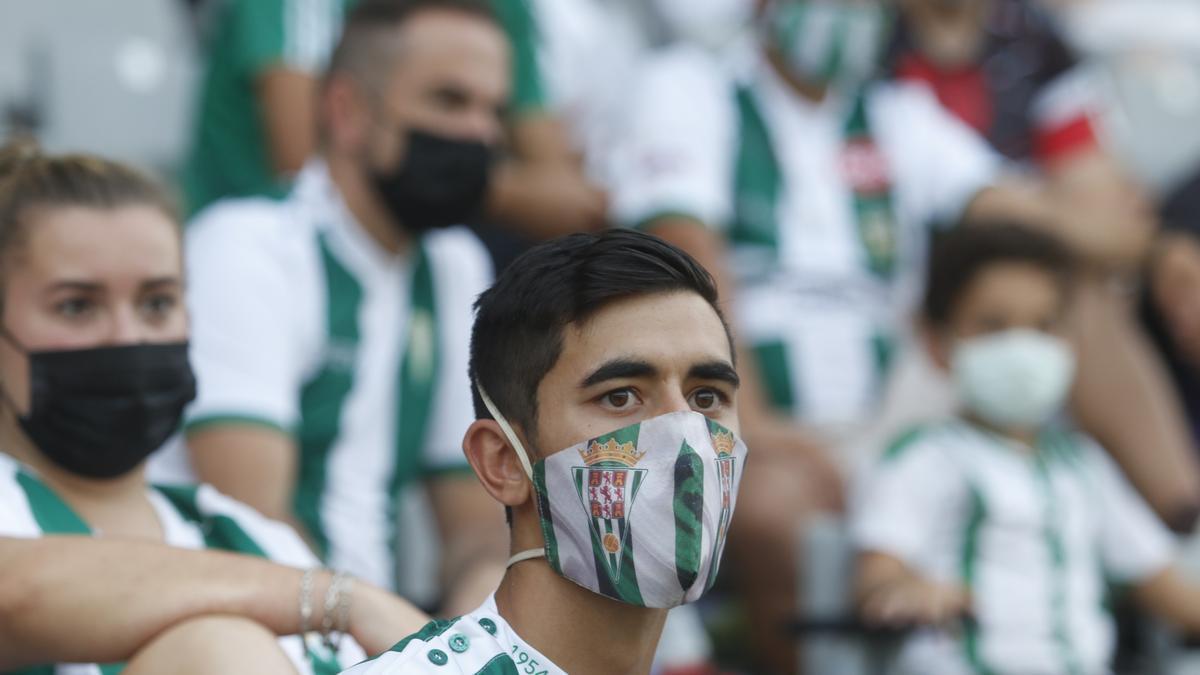 Aficionados del Córdoba CF en la grada de El Arcángel durante el acto de presentación de las nuevas equipaciones.