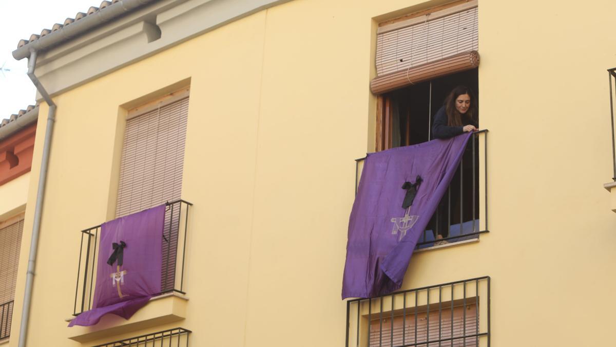 Mujeres de Sagunt protestan en Semana Santa poniendo lazos negros en los pendones de los balcones, por que la cofradía no admite el ingreso de mujeres
