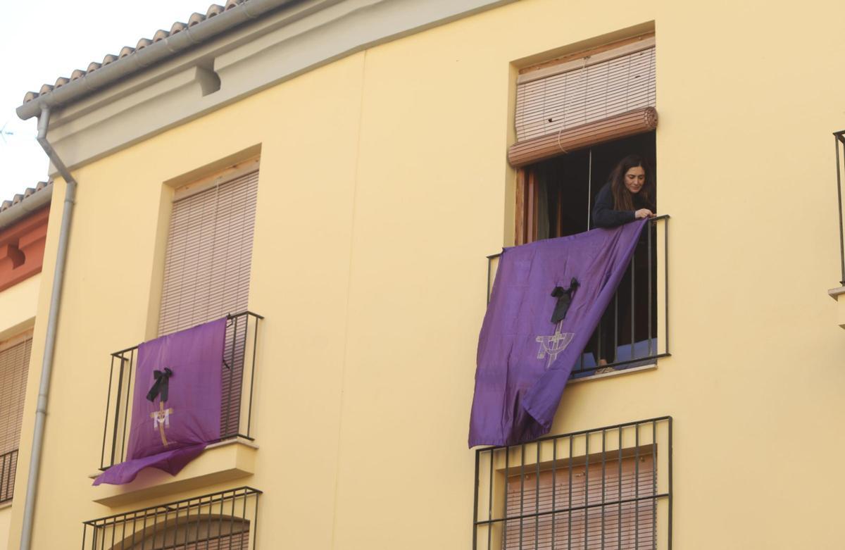 Mujeres de Sagunt protestan en Semana Santa poniendo lazos negros en los pendones de los balcones, por que la cofradía no admite el ingreso de mujeres