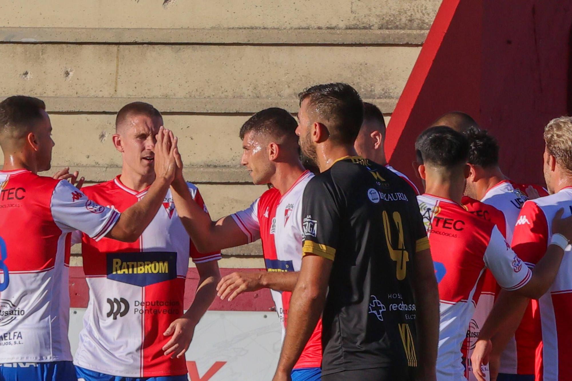 Las imágenes de la contundente victoria del Arosa al Barbadás (3-0)