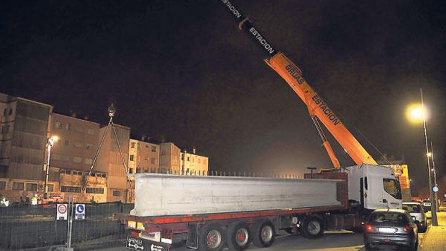 Colocan las vigas de las obras del AVE en la avenida Doce de Novembro